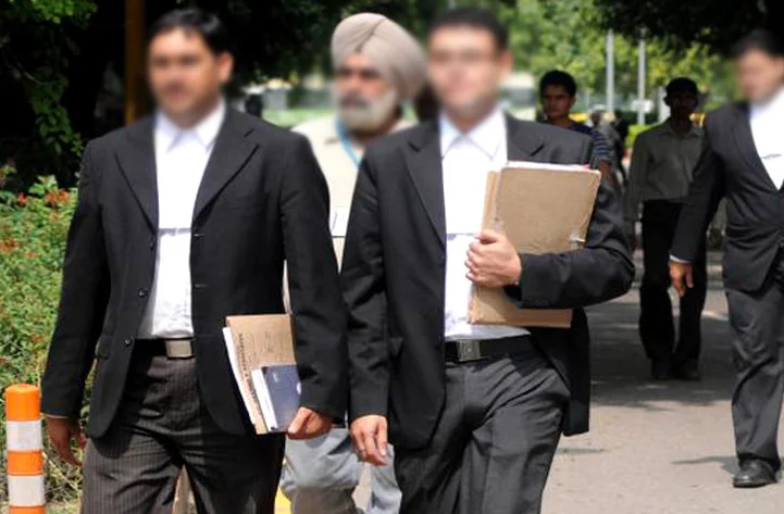Court orders Bar Council action against lawyer for appearing in improper attire: Bombay High Court