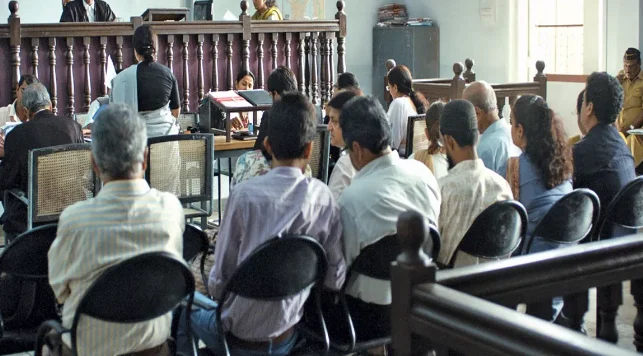 The lawyer threw a shoe at the judge in the crowded court, also tried to snatch the case file.