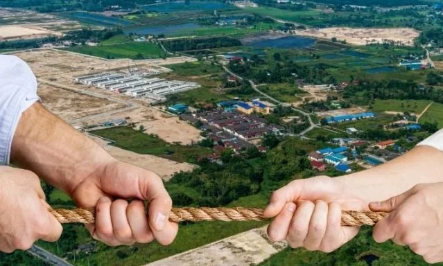 When Two Clauses Of A Deed Are Repugnant, Earlier Clause Will Prevail Over Later Clause: Supreme Court Decides Land Dispute Jurisdiction Case